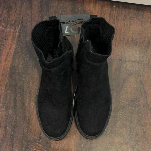 No Boundaries Women's Chelsea Boots with Knit Panel - Picture 9 of 9